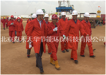 长庆油田公司领导陪同集团公司领导一行在天华公司苏里格气田运行现场指导观摩